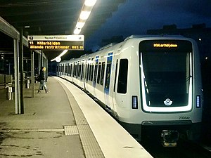 Röda linjens tunnelbanetåg C30.