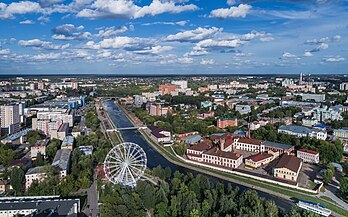 Vista aérea de Ivanovo, Rússia. É o centro administrativo e a maior cidade da região de Ivanovo, localizada a 254 quilômetros a nordeste de Moscou. Até 1932, era anteriormente conhecida como Ivanovo-Voznesensk. É a cidade mais jovem do Anel de Ouro da Rússia. A cidade fica às margens do rio Uvod. Ganhou o estatuto de cidade em 1871, emergiu como um importante centro de produção têxtil e começou a ser chamada de “Manchester russa”. (definição 5 125 × 3 203)