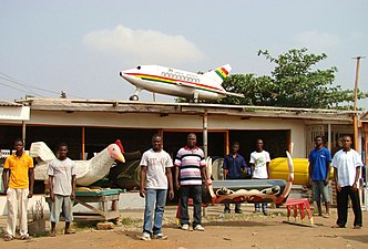 Cercueils en forme d'avion, de poule, crabe, cabosse de cacao réalisés par l'atelier Kane Kwei à Teshie (Ghana).