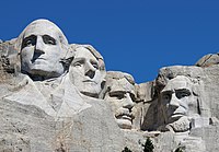 ボーグラム親子作『ラシュモア山の彫像』1927-1941年。左からジョージ・ワシントン、トーマス・ジェファーソン、セオドア・ルーズベルト、エイブラハム・リンカーン