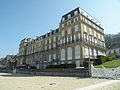 Vu de la plage, l'hôtel des Roches Noires.