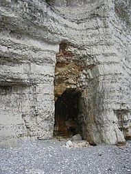 Grotte servant d'espace de stockage, Yport, falaise d'Aval, Normandie.