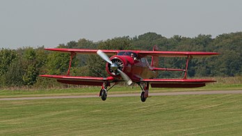 Un Beechcraft Staggerwing. (définition réelle 2 800 × 1 575)