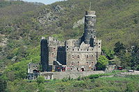 Burcht Maus met aan de rechterzijde een bergfried.