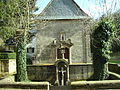 Frontseite der Kapelle mit Brunnen