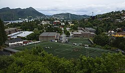 Kleppestø település látképe, háttérben az Askøy híd