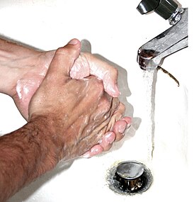 Слишком частое мытьё рук — распространённое навязчивое действие у страдающих ОКР