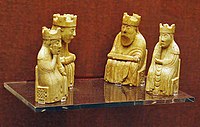 Reis y reinas de marfil del conxuntu de figurines d'axedrez de Lewis, atopaes na islla escocesa homónima en 1831.