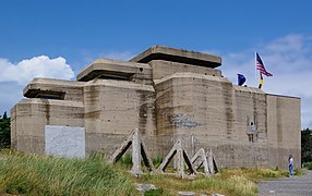 Vue d’un blockhaus surmonté d’un drapeau américain.