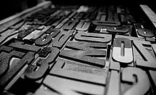 Dettaglio di una cassettiera di caratteri mobili fusi in piombo in una tipografia del XX secolo.