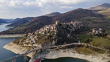 Castel di Tora aus der Vogelperspektive.