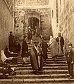 Turistid ja palverändurid ühe Püha Haua sisehoovi värava ees. Foto autor Bonfils, 1870. aastad