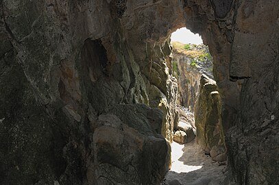 Faille vue de l'intérieur de la grotte