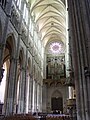Неф средневекового готического собора с нервюрными сводами