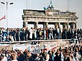 1989年11月9日、ベルリンの壁崩壊直後に門の前の壁に上った人々