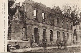 Ruines du château incendié en septembre 1914 devant lequel paradent des soldats allemands.