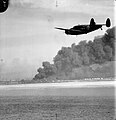 A RAF egyik felderítő repülőgépe a Luftwaffe által lebombázott Dunkerque kikötője felett