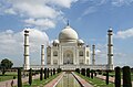 O Taj Mahal em Agra, Índia, uma atração turística popular. Mais de 7 a 8 milhões visitam o Taj Mahal todos os ano