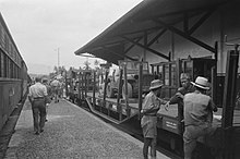 Angkutan mobil jeep di Stasiun Purwakarta untuk keperluan peperangan, September 1947.