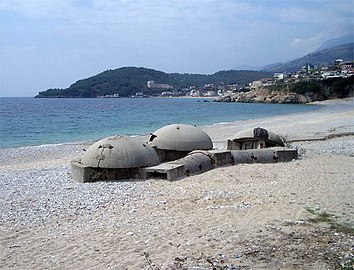 Mali bunker (Qender zjarri) međusobno povezani montažnim betonskim tunelom.