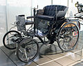 "Velo", căruța cu motor patentată a lui Benz din anul 1894. Primul autoturism în serie se află în Muzeul EFA pentru istorie automobilistică. 1045 cm³, 1,5 PS, 20 km/h