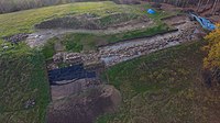 Stanowisko archeologiczne w Maszkowicach (Karpaty Zachodnie) – strefa badań z zachowanymi reliktami muru z wczesnej epoki brązu i odbudowaną bramą wschodnią. Stan w październiku 2018