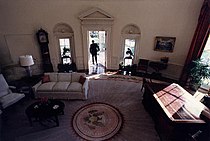 Ronald Reagan lämnar Ovala rummet den 20 januari 1989