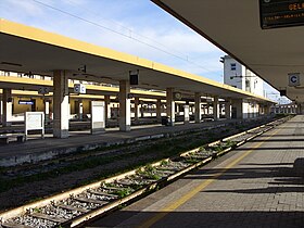 Il piazzale dei binari della stazione.