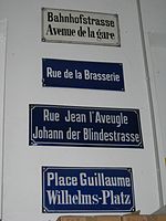 Historische (mittlerweile demontierte) zweisprachige (deutsch/französische) Straßenschilder aus Diekirch im Großherzogtum Luxemburg.