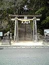 Hizen-torii, jonka kasagi on pyöristetty ja jonka paksut pilarit levenevät alaspäin.