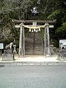 Hizen tori (肥前鳥居) ima zaobljen kasagi in debele razširjene stebre.