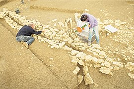 Jürgen Köhler, chef de chantier de l'équipe allemande, relevant des drains (gallo-romains) découverts dans la plaine des Laumes (fouilles de 1992, photo de Michel Reddé).