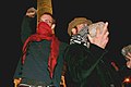 Émeutiers portant masques, cagoules, foulards, pour cacher leur identité et se protéger des gaz lacrymogènes.