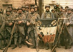 Les couleurs de la France présentées par les militaires à Paris pendant la Première Guerre mondiale dans un autochrome des frères Lumière. Le 14 juillet 1917.