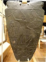 Նարմերի տախտակի ֆաքսիմիլեն, մ․թ․ա․ 3100, որտեղ պարզ երևում է համամասնությունները ըստ եգիպտական կանոնի