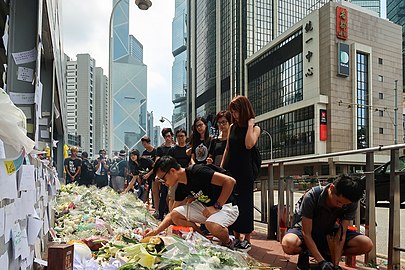 男子墮斃翌日，遊行期間市民陸續在該處獻花或紙鶴悼念死者