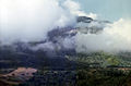 Der Sapitwa-Gipfel des Mulanje-Massivs von der Südwestkante des Lichenya-Plateaus her gesehen (so gut wie nie ohne Wolken zu sehen)