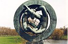 På «Broen» i Vigelandsanlegget er det to skulpturer av figurer i ringer, deriblant dette. Foto: Eduardo Manchon, 2005