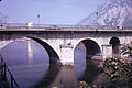 Ponte Azzone Visconti a Lecco, riconoscibile nelle sue forme alle spalle della Gioconda