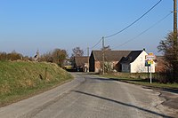 Entrée du village depuis la route de Montigny.