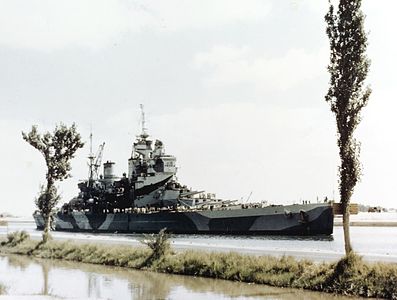 «Хау» проходит Суэцкий канал в 1944 году. Тип окраски «Адмиралтейский промежуточный искажающий». Вид на правый борт.