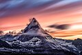 夕陽下的馬特洪峰，實際上此時地面和天空的亮度差異非常大