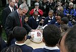 Den amerikanska högtiden Thanksgiving firas den fjärde torsdagen i november, här ses George Bush firande högtiden