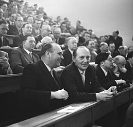 Хайнц Барвих (слева) на ежегодном заседании Физического общества в Лейпцигском университете. 1958