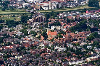 Centrum met Martinuskerk, op de achtergrond de Eemsbrug