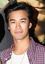 Jordan Rodrigues dans le rôle de Christian Reed.