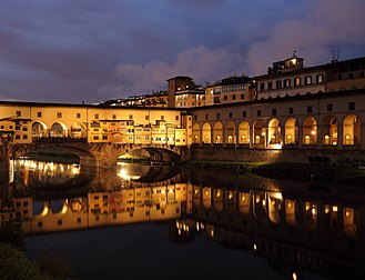 Ponte Vecchio, uma ponte em arco medieval sobre o rio Arno em Florença, Itália. (definição 4 948 × 3 786)