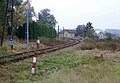 Železniční trať u vjezdového návěstidla do stanice Uhlířské Janovice