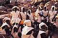 Garçons en vêtements blancs avec bonnets au marché de Tireli, juste après la circoncision, Mali 1990