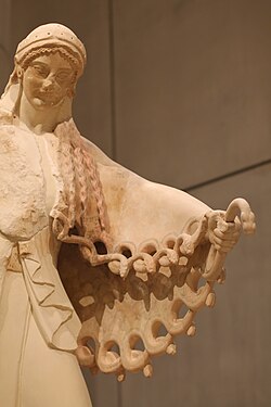 Athéna et son égide, ici sous la forme d'une tunique en peau de chèvre bordée de serpents. Statue conservée au Musée de l'Acropole d'Athènes.